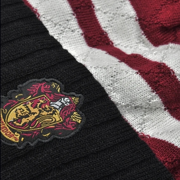 The Making Of HarryPotter Warner Bros London Gryffindor Bobble Hat New - Picture 4 of 4